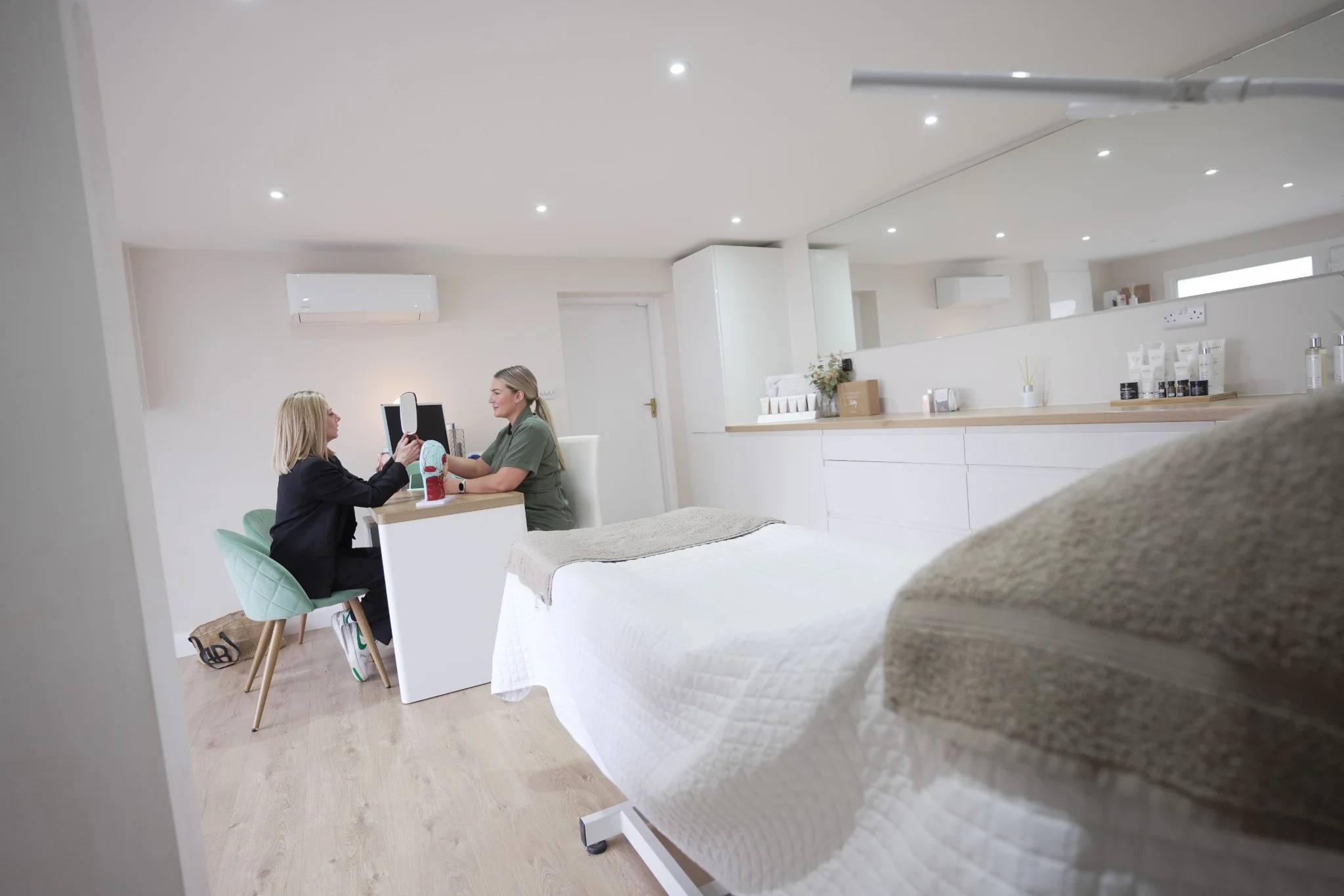 AI SEO for aesthetic clinics: a patient consultation at an aesthetic clinic